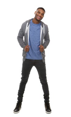 Tam uzunlukta gülümseyen genç trendy bir adam portresi 