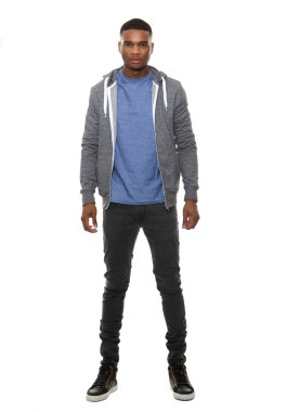 Genç siyah erkek sweatshirt ve kot poz