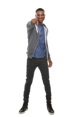 Gülümseyen ve parmak işaret harika genç adam 