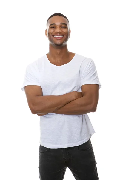 Retrato de un joven amigable sonriendo con los brazos cruzados — Foto de Stock