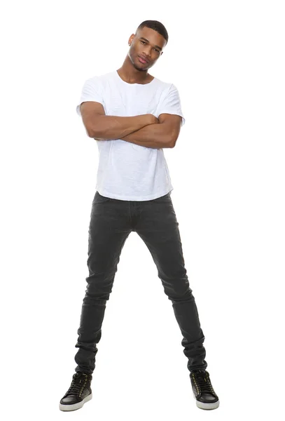 Retrato de um jovem confiante posando com os braços cruzados — Fotografia de Stock