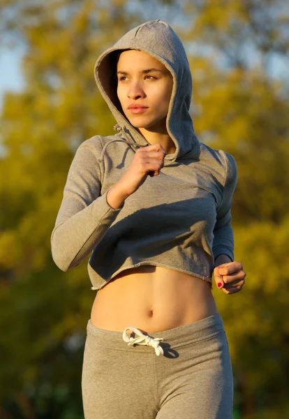 Belle jeune femme courant dans le parc — Photo