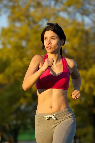 Fit jeune femme jogging dans le parc — Photo