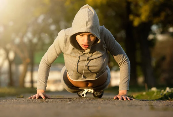 Mujer joven y deportiva haciendo ejercicio al aire libre — Foto de Stock