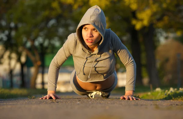 Linda atleta feminina se exercitando ao ar livre — Fotografia de Stock