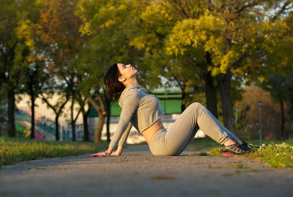 Donna sportiva seduta nel parco rilassante — Foto Stock