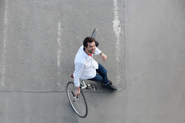 幸せな男路上自転車でリラックス — ストック写真