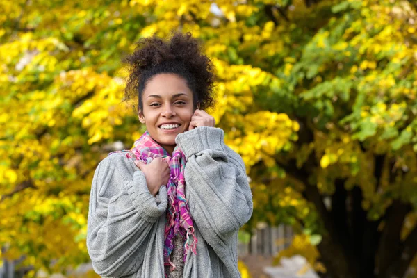 Mulher americana africana bonita sorrindo no outono — Fotografia de Stock