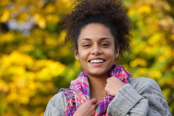Attractive young african american woman smiling in autumn — Stock Photo, Image