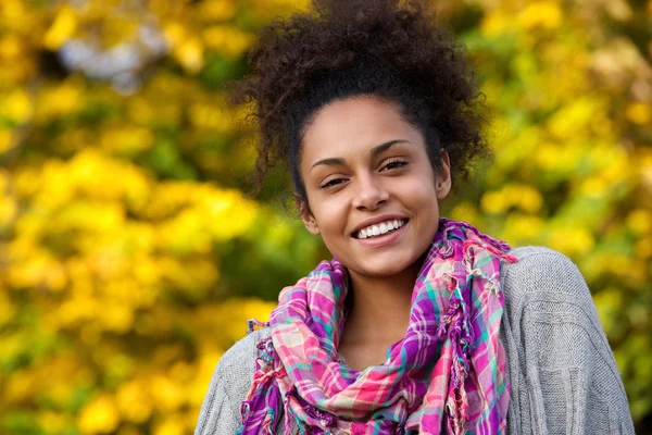 Amichevole giovane donna sorridente all'aperto in autunno — Foto Stock