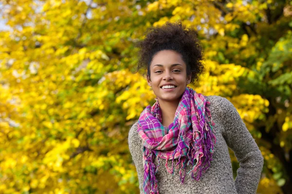 Linda jovem mulher negra sorrindo ao ar livre no outono — Fotografia de Stock