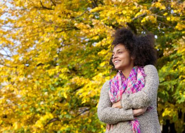 açık havada duran kolları ile gülümseyen kadın geçti 