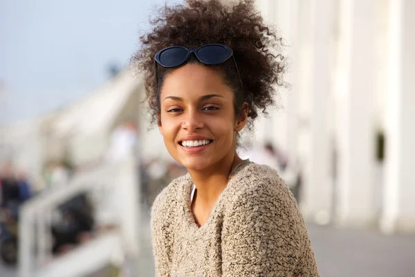 Giovane donna afroamericana sorridente all'aperto — Foto Stock