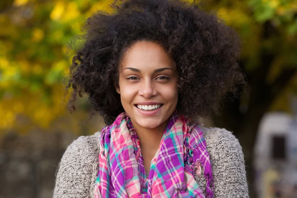 Jovem atraente sorrindo no outono ao ar livre — Fotografia de Stock