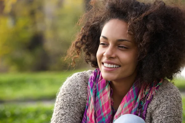 Щасливі молода жінка посміхається на відкритому повітрі — стокове фото