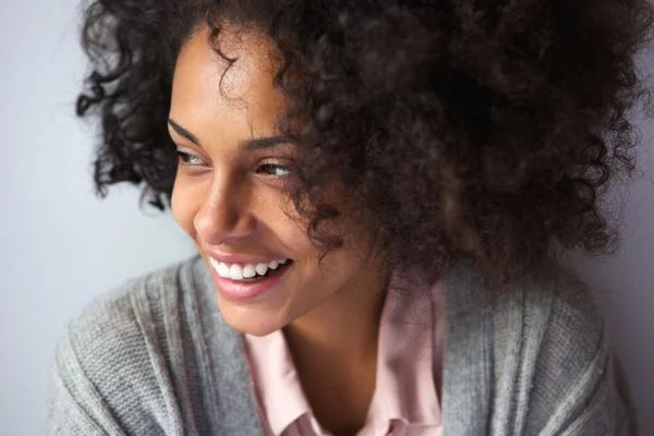 Mujer afroamericana feliz sonriendo —  Fotos de Stock