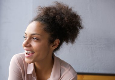Güzel genç Afro-Amerikan kadın gülüyor