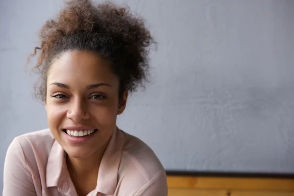 Jovem mulher negra feliz sorrindo — Fotografia de Stock