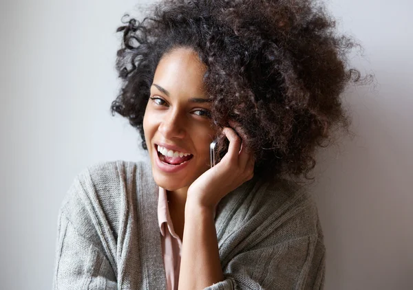 Feliz joven negro mujer hablando en el teléfono móvil — Foto de Stock