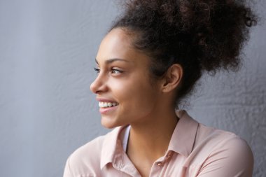 Gülümseyen güzel bir Afro-Amerikan kadının portresi.