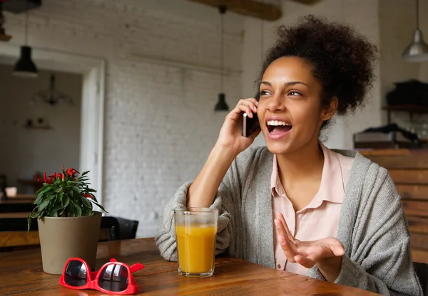 Mujer joven y feliz hablando en el teléfono móvil en casa — Foto de Stock