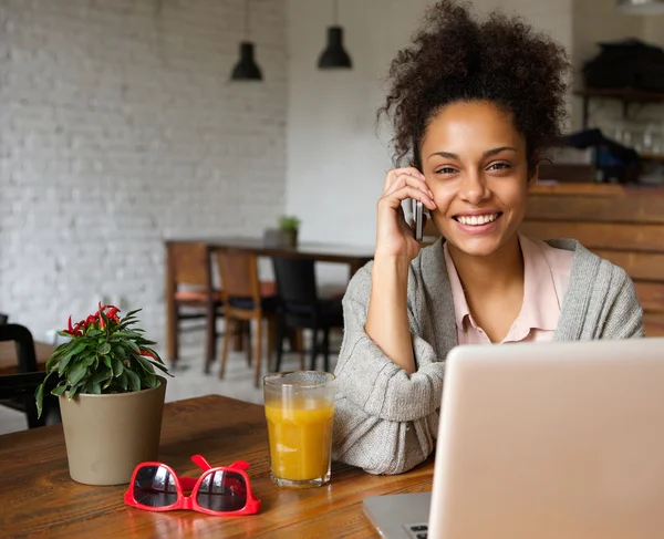 Aantrekkelijke u vrouw praten over telefoon thuis — Stockfoto