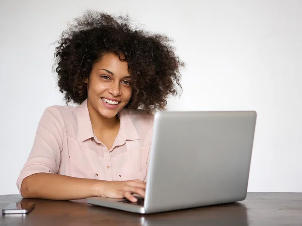 Sorrindo jovem mulher trabalhando no laptop — Fotografia de Stock