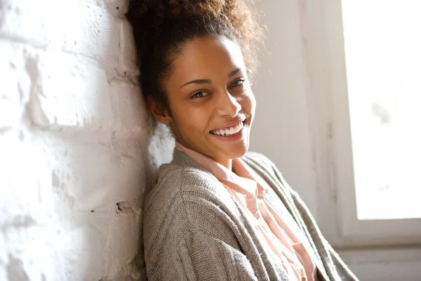 Jovem mulher afro-americana atraente sorrindo — Fotografia de Stock