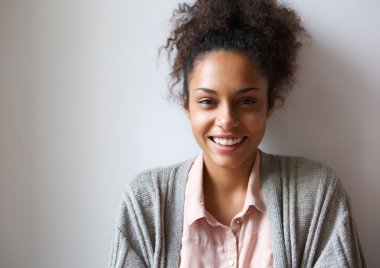 güzel genç Afro-Amerikan kadın gülümsüyor