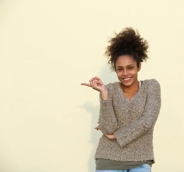 Happy afroamerikanska kvinna pekande finger — Stockfoto