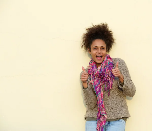 Счастливая молодая женщина улыбается с большим пальцем вверх знак — стоковое фото