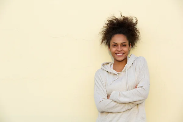 웃고 있는 젊은 아프리카계 미국 여성 — 스톡 사진