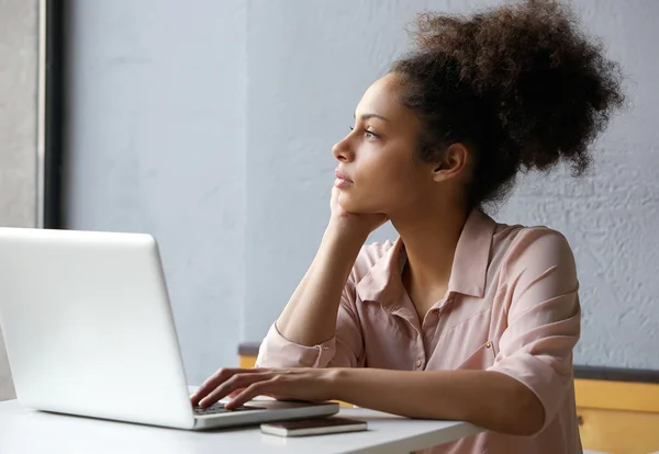 Mujer trabajadora joven mirando por la ventana — Foto de Stock