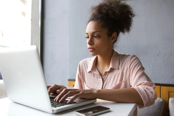 Jonge vrouw werkt op laptop — Stockfoto