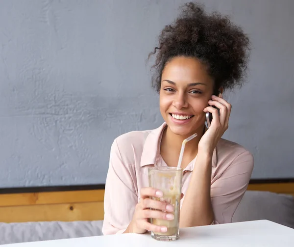 Africano mulher americana sorrindo com telefone celular — Fotografia de Stock