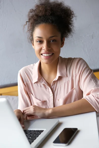 노트북에서 일 하는 젊은 아프리카계 미국인 여자 — 스톡 사진