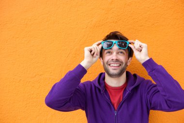 Bakarken yüzündeki mutlu ifadeyi ile genç adam