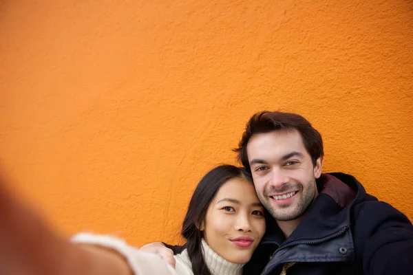 Mutlu genç çift selfie çekiyor. — Stok fotoğraf