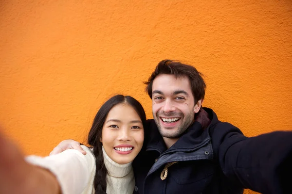 Leende unga par med en selfie med mobiltelefon — Stockfoto