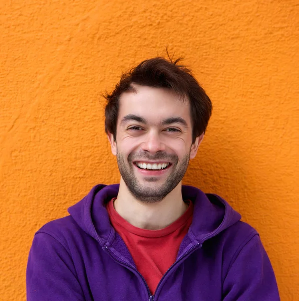 Portrait d'un jeune homme à la barbe souriante — Photo