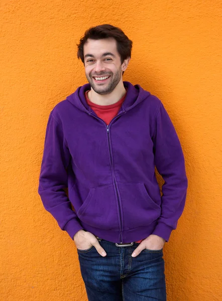 Chico sonriendo sobre fondo naranja — Foto de Stock