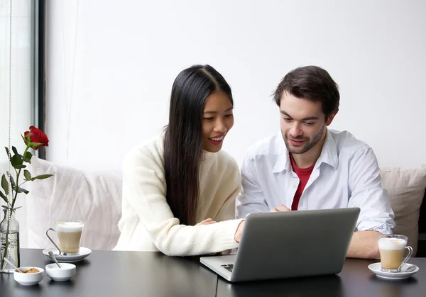 Pareja joven mirando el ordenador portátil — Foto de Stock