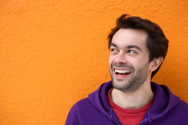 Jovem cara sorridente olhando para o espaço de cópia — Fotografia de Stock