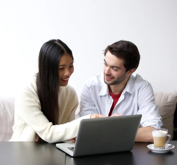 Gelukkige paar kijken naar laptop — Stockfoto