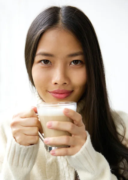 Schöne junge asiatische Frau lächelt mit einer Tasse Kaffee — Stockfoto