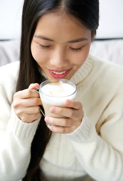 Attraktive junge asiatische Frau trinkt eine Tasse Kaffee — Stockfoto