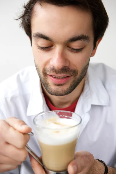 Giovane uomo che beve tazza di caffè — Foto Stock