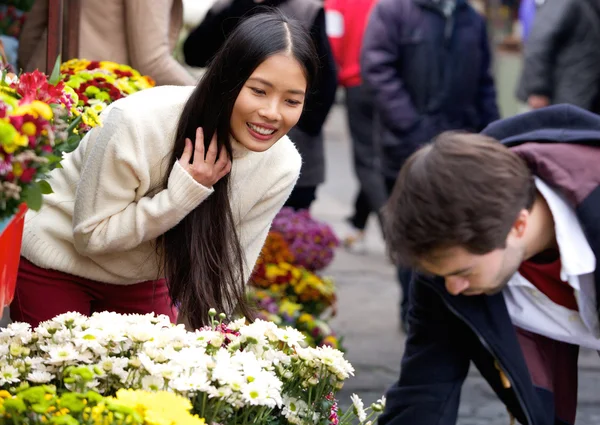 Człowiek, kupując kwiaty dla swojej dziewczyny w kwiaciarni — Zdjęcie stockowe