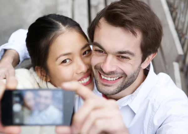 Szczęśliwa młoda para przy selfie i uśmiechnięta — Zdjęcie stockowe