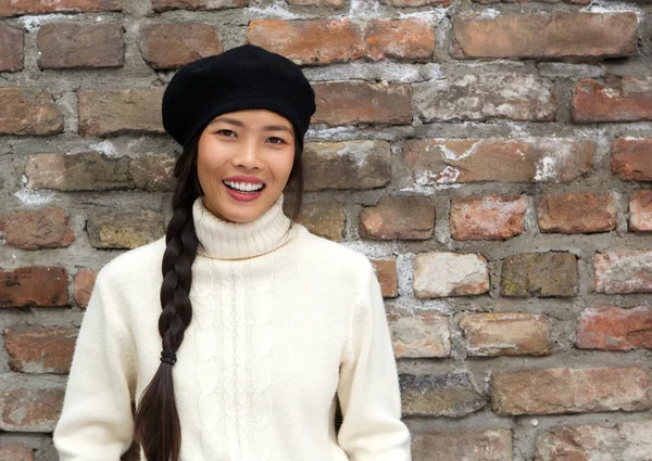 Krásná mladá asijská žena s kloboukem s úsměvem venku — Stock fotografie